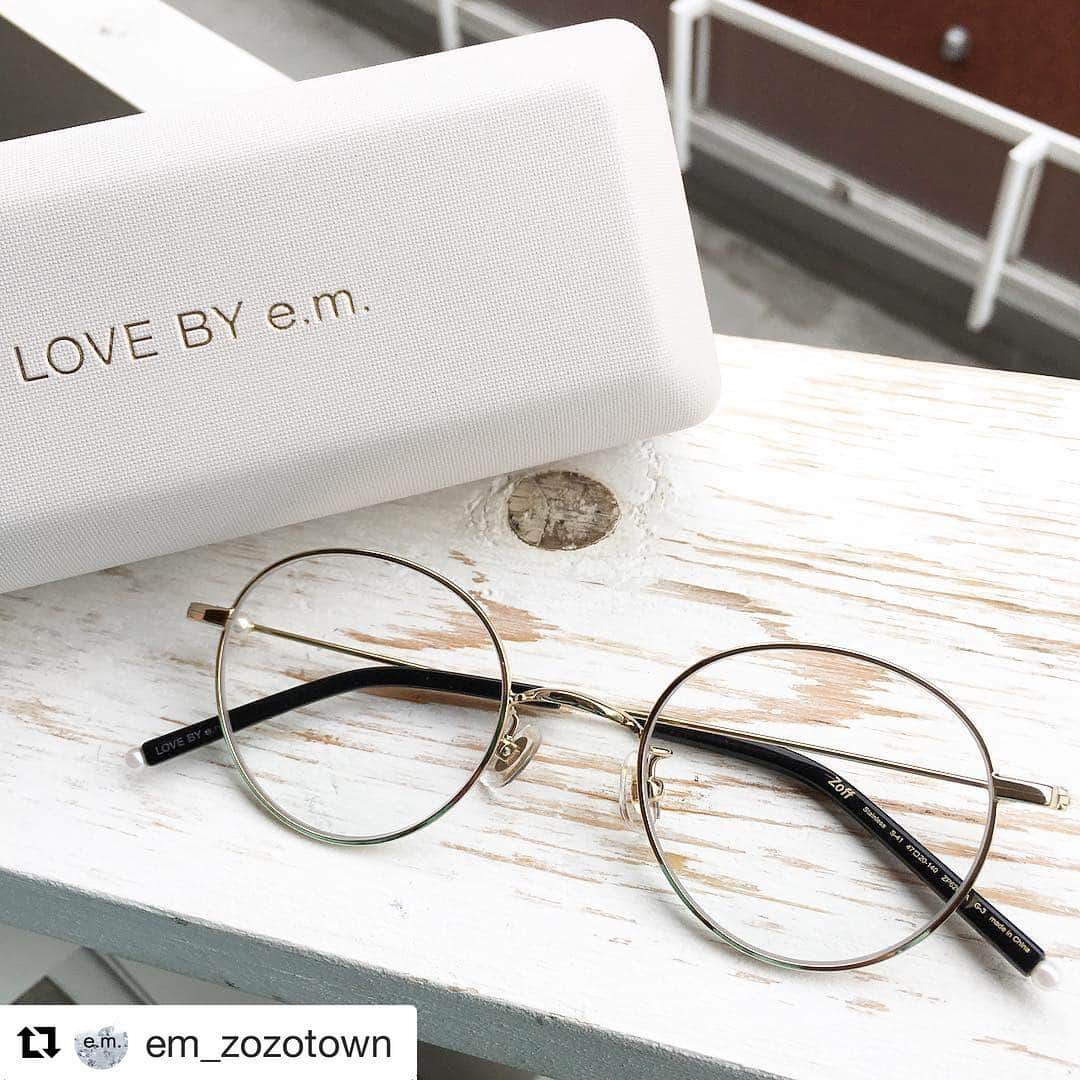 Zoff Officialのインスタグラム：「✴︎✴︎✴︎✴︎ LOVE BY e.m. Eyewear Collection ✴︎✴︎✴︎✴︎ 繊細なメタルフレームにパールをあしらい、シンプルながらもメタルの魅力が引き立つデザインの＜Planets of Pearl(パールの惑星)＞。かけるとパールが際立ち、明るい表情に。人気アイテムのためご購入はお早めに！ #Repost @em_zozotown with @repostapp ・・・ 294 Zoff×LOVE BY e.m.のコラボアイウェア 『パールの惑星』BLACKが少量のみe.m.ZOZOTOWNに入荷いたしました。 お早めに！  #em #emgrp #LOVEBYem #JustLikeJewelry #zoff #zoff_eyewear #ゾフ #eyewear #メガネ #眼鏡 #jewelry #emzozotown #パールの惑星」