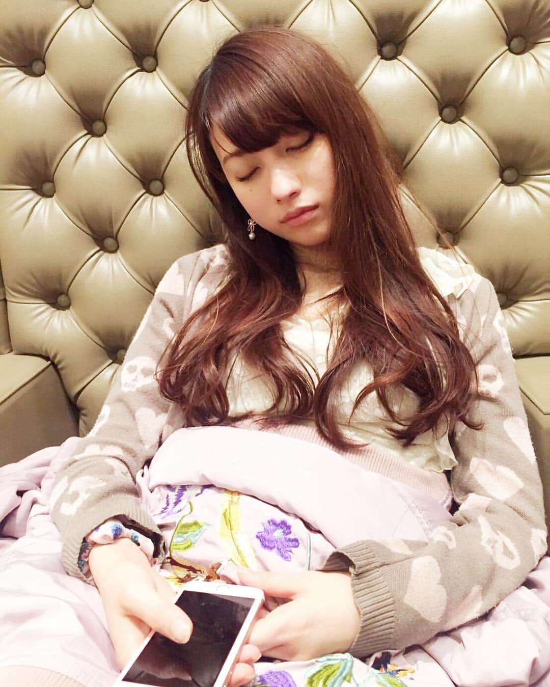 佐倉知里のインスタグラム：「. . スターバックスで一瞬落ちた(*´-`) . . #特技は脳内散歩です #返事ないと思ったら落ちてたらしい #激写された #寝る子は育つ #育たなかった . #takeanap #tbt」