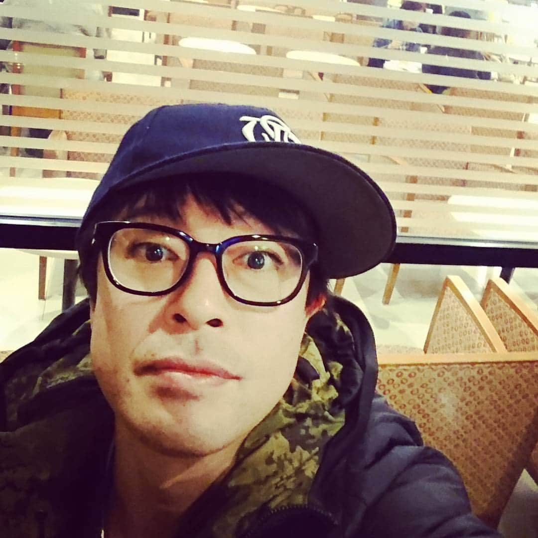 松本ヨシロウのインスタグラム：「眼鏡を新調」