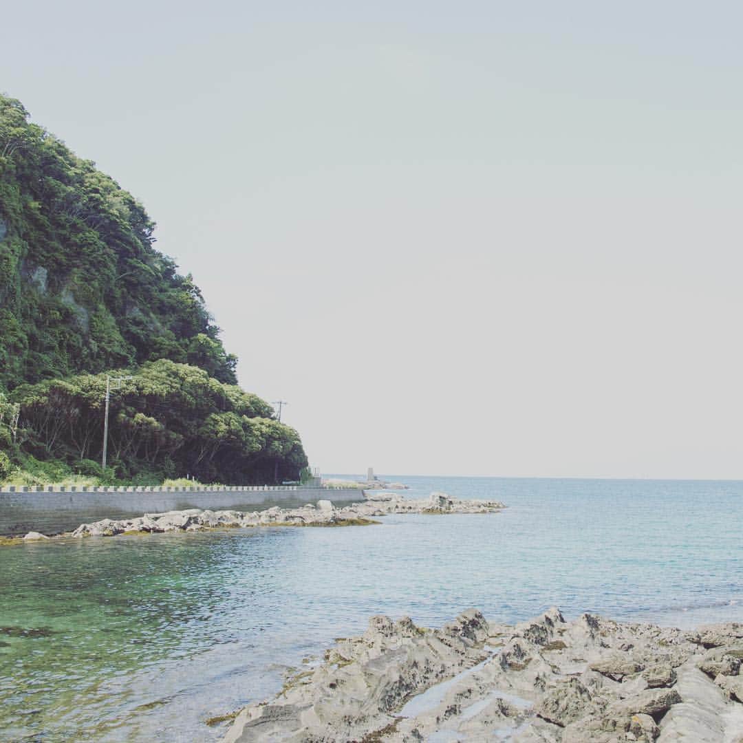 兄に愛されすぎて困ってますさんのインスタグラム写真 - (兄に愛されすぎて困ってますInstagram)「本日より「兄こま」の世界を彩る素敵な秘蔵ショットも順次特別公開いたします✨ ここは、せとかとはるかが住む橘家の家の近く。土屋さん&片寄さんお二人揃っての撮影の初日は、この絶景の海を見渡せるロケ地からスタートしました。夏の光がキラキラとまぶしい、最高に綺麗な場所♡ #兄こま #兄こま撮影現場 #映画 #兄系イケメンズフェスティバル」12月1日 22時22分 - anikoma_movie