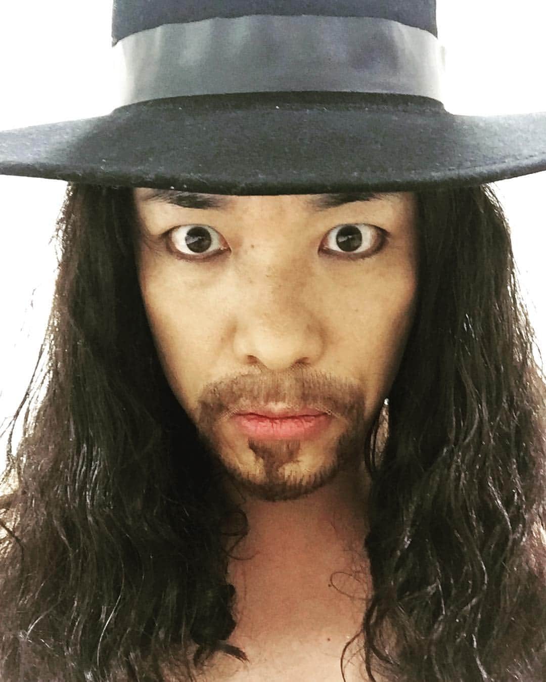 川島明のインスタグラム：「アンダーテイカーの扮装でテレビに出れるなんて。昔の川島青年に教えてあげたいよ。」