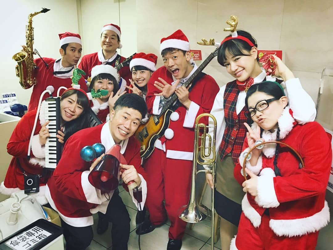 服部ひで子のインスタグラム：「12月１日～ ホンワカパッパー隊🎄X'masバージョンになりました(о´∀`о)ノ✴  12/22(木)まで、平日の毎日、本公演後に正面玄関にて生演奏させていただいております🎼🎻🎺🎹🎸🎷 是非、なんばグランド花月へ足をお運びくださいませ～(*´∇｀*)🎅 #吉本新喜劇 #よしもと新喜劇 #新喜劇 #なんばグランド花月 #ホンワカパッパー隊 #吉田裕 (MC&マラカス) #森田展義 (ベース) #松浦真也 (ギター) #桜井雅斗 (サックス) #金原早苗 (トロンボーン) #岡田直子 (タンバリン) #服部ひで子 (鍵盤ハーモニカ) #吉岡友見 (鍵盤ハーモニカ) #鮫島幸恵 (クラリネット) #宇都宮まき (トランペット)  吉岡ちゃんの口元に私の角が…ごめんよー😱！」