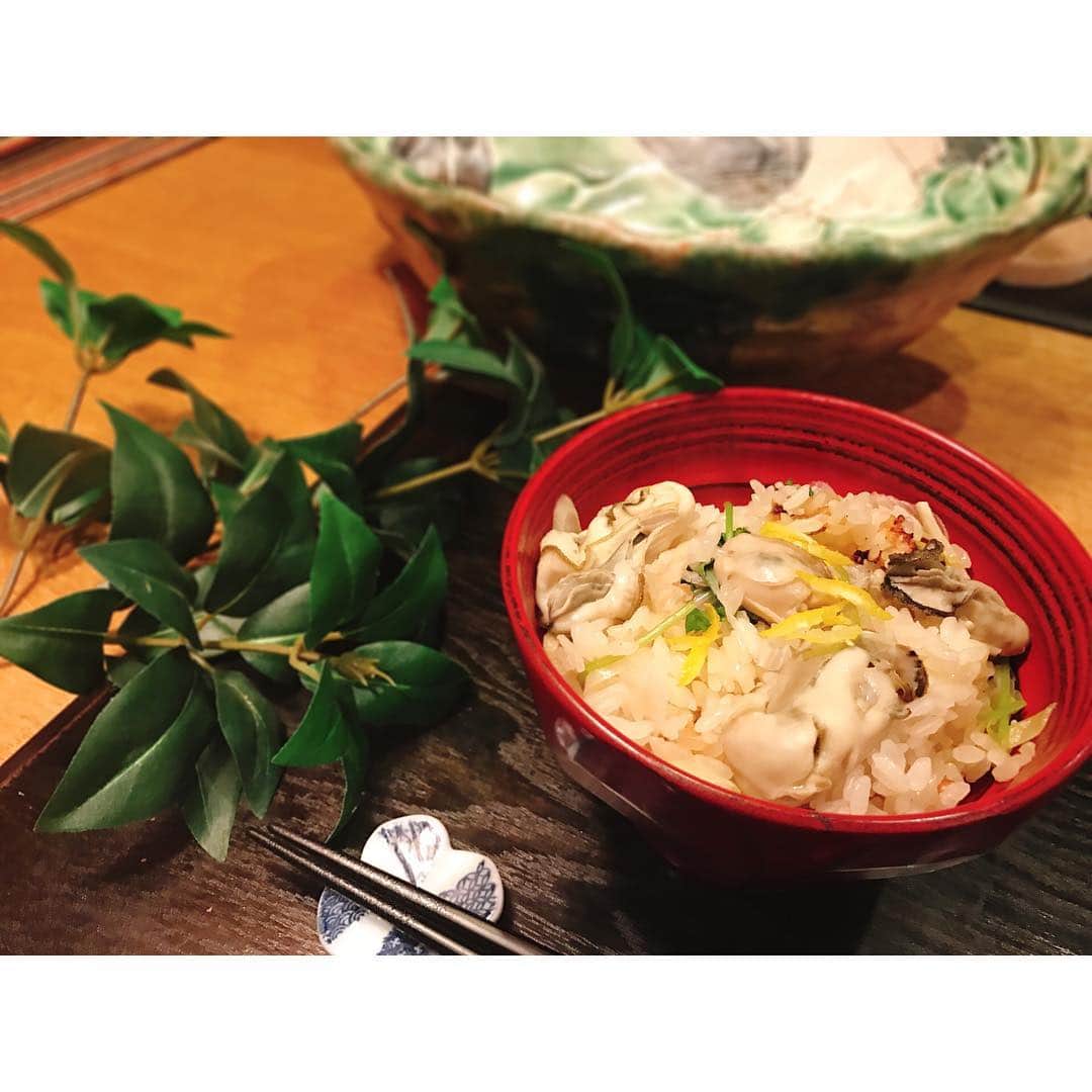 佐倉知里のインスタグラム：「. 牡蠣と長ネギの土鍋炊き込みご飯 . これからどんどん美味しくなる牡蠣さんを使った土鍋炊き込みご飯♡ 昆布の旨味で美味しさUP(*´°`*) . こちらクッキングチャンネルとゆうところで12月15日にLIVEお料理教室をします😊 そこでの一品になりますପ(⑅ˊᵕˋ⑅)ଓ . . 牡蠣の下処理のこつや土鍋の炊き方、ワンポイント調味料などをご紹介していきます🤗 . . また詳細でましたら告知させていただきます！ . . 牡蠣大好きー♡ 生牡蠣食べ放題行きたい♡ 炊き込みご飯って幸せになりまする。 . . #牡蠣の土鍋ご飯  #牡蠣の炊き込みご飯 #和食#ほっこり#知里ごはん#chisatosakura#washoku#cooking#happy#instafood#instacook」