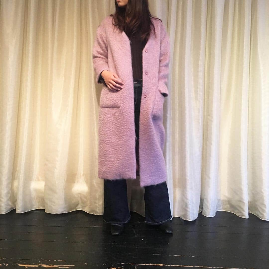 Languageのインスタグラム：「Coat Collection. 【European Shaggy Nocollar Coat】 イタリーインポートのふわふわとした感触と毛皮のような毛足の長さが特徴の高級素材を使用した贅沢なコート。ノーカラーですっきりとしたデザインで、ピンクやベージュ、グレーのフェミニンなカラーもご好評いただいています。  #Language #ランゲージ #16AW #Winter #WinterCollection #Fashion #Coodinate #Styling #instagood #instafashion #EuropeanShaggy #nocollarcoat #longcoat #pink #CoatCollection #Languagepress」