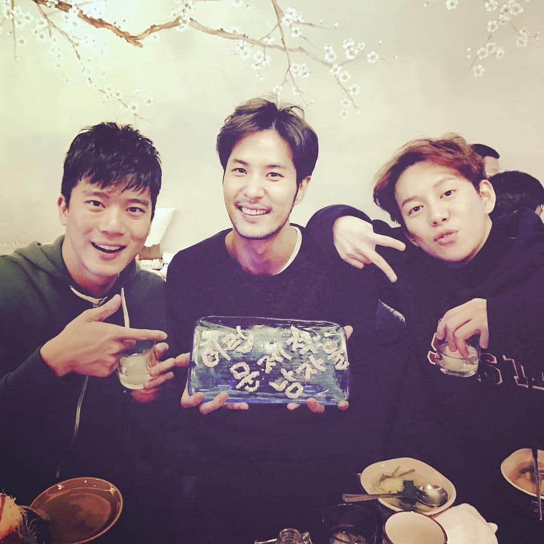 キム・ジソクのインスタグラム：「쉐프님 센스보소. 광어지느러미 아트!👏 칼퇴타일러 저염현무 다래끼장원 함께못해서 아쉽.  박경 담부턴 도망가지마라 광어로 맞는다진짜. ☠️」