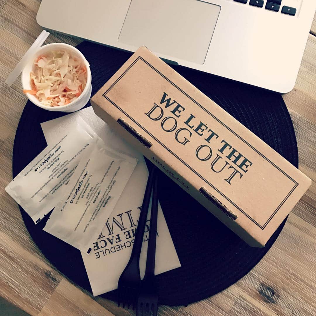 MEGのインスタグラム：「今日はやる事がちょこちょこ。ホットドッグのデリバリーたのんだ、箱かわいい。おやすみなさい💤」