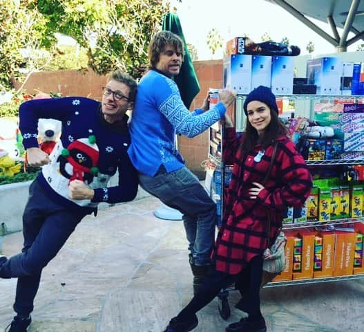 バーレット・フォアさんのインスタグラム写真 - (バーレット・フォアInstagram)「"These presents ain't gonna give themselves out!" Thank you @cbstv and @childrensla for helping us spread good cheer to some pretty awesome kids for the 6th year in a row! It's heartbreaking to see these munchkins and their families in the hospital over the holidays, but  heartwarming to see their faces light up when you can provide a little light in the dark. #volunteer #holiday #ncisla」12月2日 20時59分 - barrettfoa