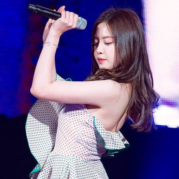 ソン・ナウンのインスタグラム：「🎤💕」