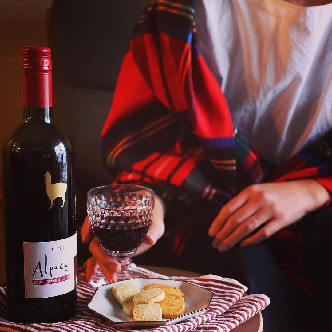 サンタ・ヘレナ『アルパカ』さんのインスタグラム写真 - (サンタ・ヘレナ『アルパカ』Instagram)「週末の夜♪ 今夜はおうちでアルパカとごゆっくり♪ #アルパカ #ワイン #アルパカワイン #赤ワイン #チリワイン #alpaca #wine #yummy #dinner #instagood」12月2日 18時47分 - alpaca_jp