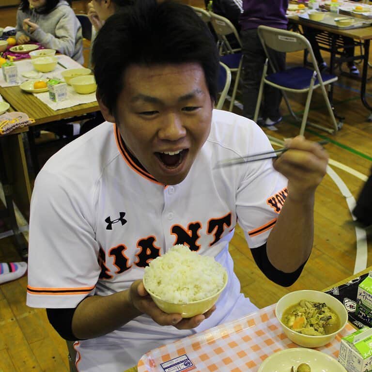 読売巨人軍さんのインスタグラム写真 - (読売巨人軍Instagram)「#巨人 #ジャイアンツ #田口麗斗 #母校 の #子供たち と交流してきました(^ ^) #給食 食べてきました(^ ^)」12月2日 19時28分 - yomiuri.giants