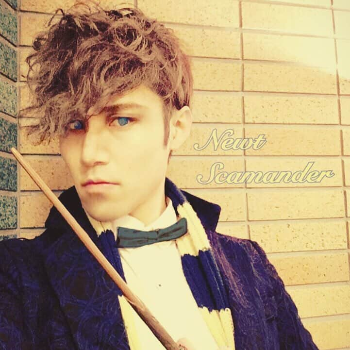 吉川友真さんのインスタグラム写真 - (吉川友真Instagram)「Newt Scamander👜  #fantasticbeasts #fantasticbeastsandwheretofindthem  #harrypotter #movie #newtscamander #cosplay #eddieredmayne  #hufflepuff #hogwarts #magicwand  #grindelwald  #whatasurprise  #cantwaittoseenextepisode  #ファンタスティックビースト #ファンタビ #映画 #ハリーポッター #ニュートスキャマンダー  #コスプレ #ハッフルパフ #エディレッドメイン #ようやく映画観れたけど #マニアが唸るポイント満載 #ボウトラックルとニフラーかわええ #そしてまさかのサプライズ #超大物俳優 #早くも続編が楽しみ #次回作の舞台はパリ #もしかしてボーバトン登場？ #ダンブルドアとグリンデルバルドの決闘とか恋模様とか描かれたら激アツ」12月2日 22時51分 - yuma_yoshikawa_