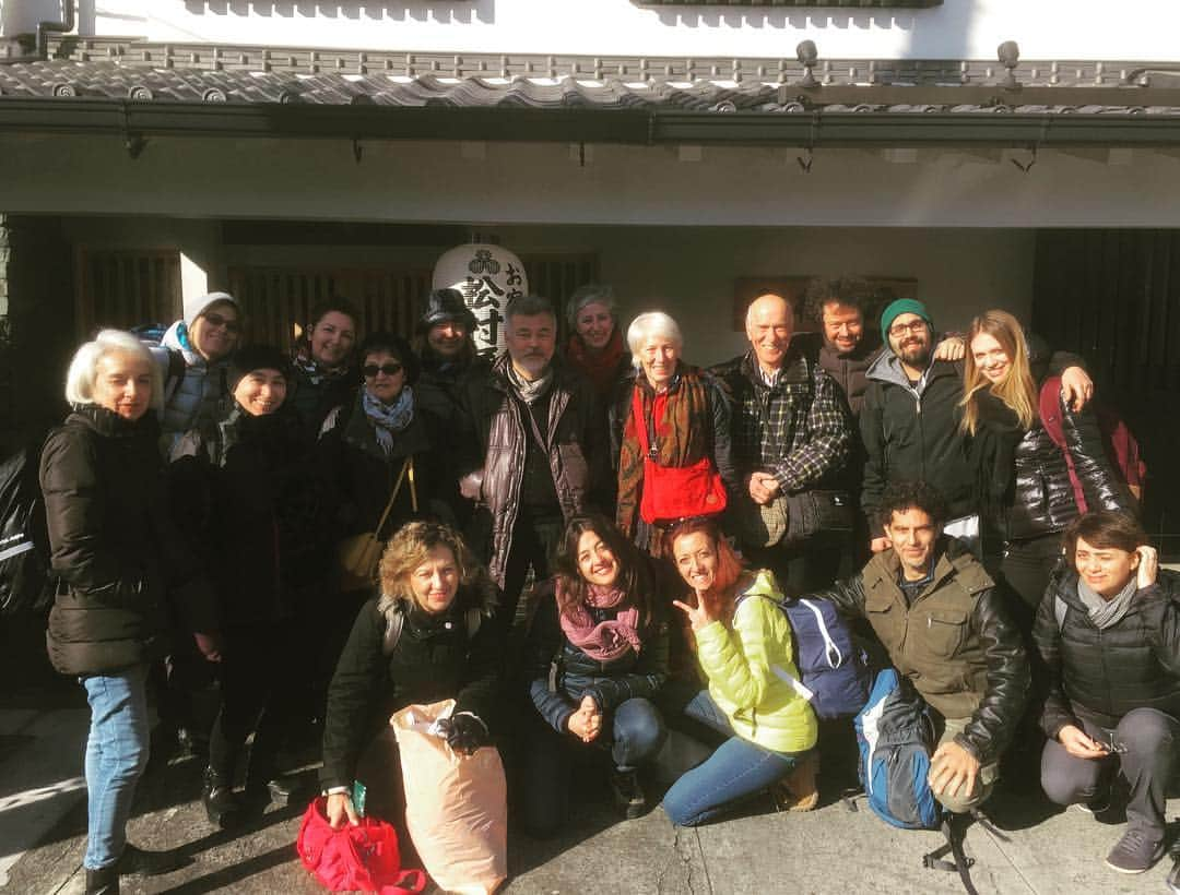 松村屋旅館のインスタグラム：「Today's guests are a teacher of Japanese calligraphy and students from Italy.  We are very happy forein people are interested in Japanese culture and come to study.  イタリアで書道を教えている先生と生徒さんが宿泊されました。 外国の方に日本の文化が興味を 持ってもらえる事は、とても嬉しいですね(^^) #norionagayama #matsumuraya #matsumurayaryokan #kawagoe #coedo #saitama #japantrip2016 #japaneseculture #italia #syodo #shodo #coedobeershiro #松村屋旅館 #川越 #小江戸 #埼玉 #イタリア #書道 #集合写真」