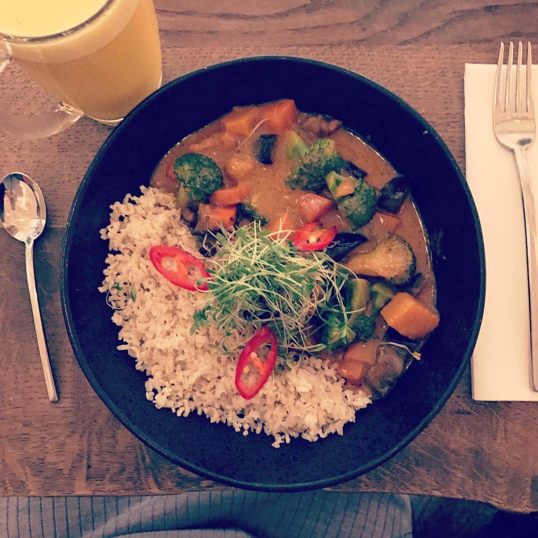 MEGのインスタグラム：「事務的な手続きを二件、終えたー。遅いランチ。 ゴールデンミルクというこの黄色いドリンクは、私が今まで飲んだ中で一番好みから遠い味であった。。 ターメリックとココナッツミルク、ブラックペッパーを混ぜたホットドリンクとのこと。 もしかしたら美味しいかも知れない、と思ったのだけと、いま思うと何故、カレーたのんだのに更にターメリックドリンクたのんだんだ！ほぼ同じ味がする。 #cleancurry」