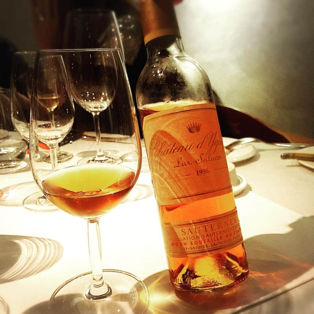 山崎みどりさんのインスタグラム写真 - (山崎みどりInstagram)「#マレーシアで #dinner #chateaudyquem #甘くて #深くて #スモーキーなワイン #甘いから #少しずつ少しずつ飲むワイン #甘いだけでなくて #深みとスモーキーさがあるから #ちょびちょび飲むデザートワインには最高 #malaysia #lassale #faceaward」12月3日 1時21分 - midori_yamasaki_