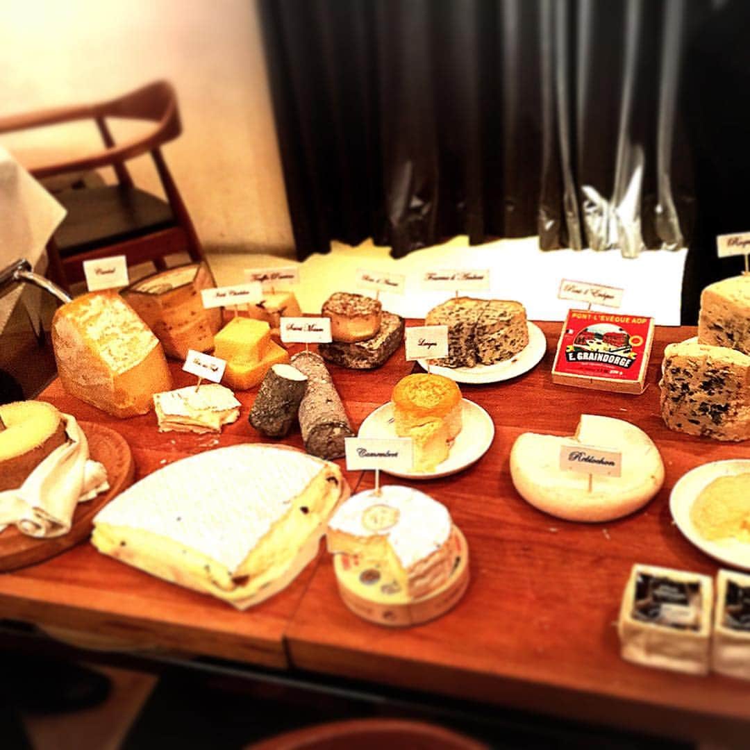 山崎みどりさんのインスタグラム写真 - (山崎みどりInstagram)「#lasalle #cheese #choices #たくさんのチーズの中から #5種類選ぶ #迷うーー #トリュフ入りのチーズをchoice #最高な風味と濃厚な味 #wineに合う #malaysia」12月3日 1時33分 - midori_yamasaki_