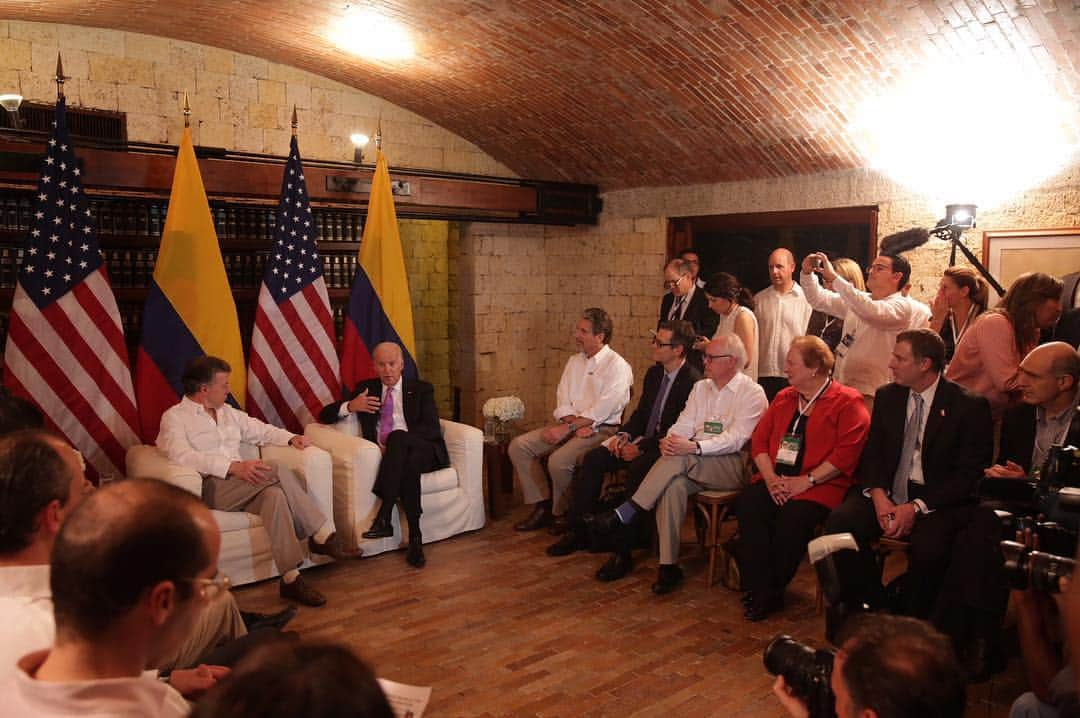 ジョー・バイデンのインスタグラム：「“It’s remarkable what you've done. It’s remarkable what Colombia has done.” —Vice President Biden in Cartagena congratulating President Juan Manuel Santos and the people of Colombia on their Congress approving the peace accord」