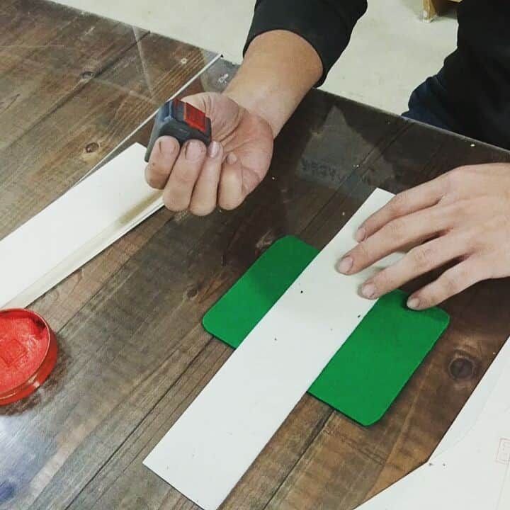 のインスタグラム：「瓦で判子！？ やってみるとなかなか味のある印影！ とりあえずあっちこっちに押していこ～  #淡路島#南あわじ市#かわらや#判子#瓦#サンドブラスト#印影#冨貴安楽」