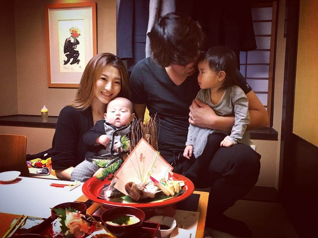 加織のインスタグラム：「先日愛しい息子の100日を無事に迎え、お食い初めを👶🏻🍴❤️ 元気にスクスク成長してくれてありがとう❤️❤️ カメラ見てるのママだけとゆう、自由な家族がだいすきですww」