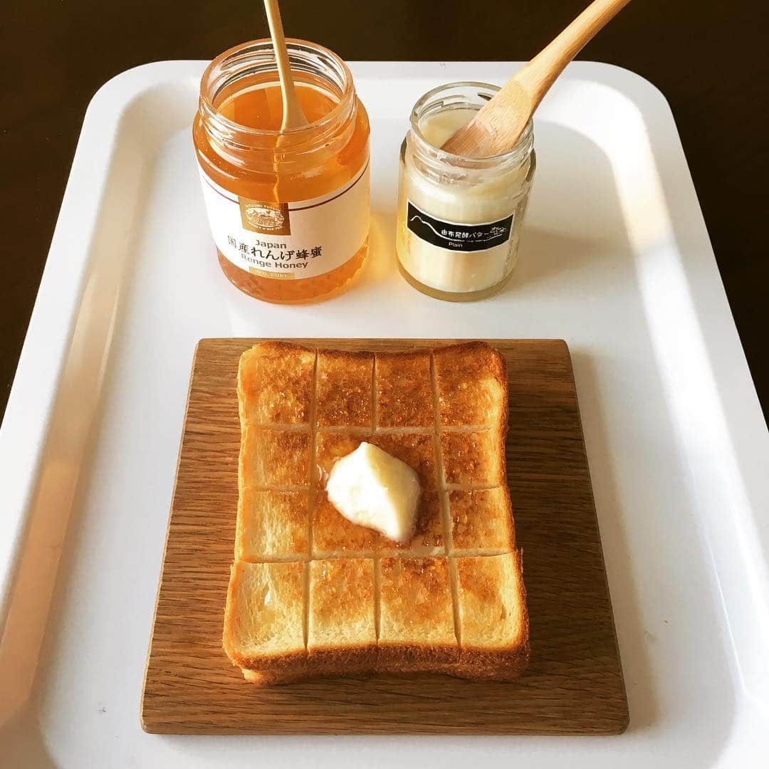 志摩有子さんのインスタグラム写真 - (志摩有子Instagram)「焼きたてトーストにバターとハチミツ。 @yukiko121572 が大分から送ってくれた #由布発酵バター と国産のれんげ蜂蜜。 あんバターもいいけれど、シンプルなハニーバターもたまらない。由布発酵バターのミルキーさにびっくり。ミルクをそのまま固めたみたい。ゆっこちゃん、ごちそうさま！ #ピュアハチミツ #ビーリーブス  #由布院恋し」12月3日 9時40分 - ariko418