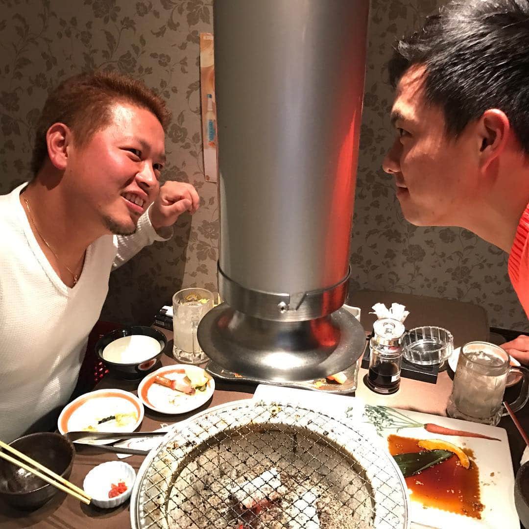 岡田雅利のインスタグラム：「お疲れ様でーーす！！ねんてぃん( ͡° ͜ʖ ͡°)とご飯きてますーー！！！日本語うますぎてムカツく笑笑 #明日はベースボールクリスマス2016in山梨  #呉念庭 #国境をこえましたーー！！！！ #岡田雅利  #飲まされてます、、、、あおりがすごい、、、くせもすごい！！！！！！！」