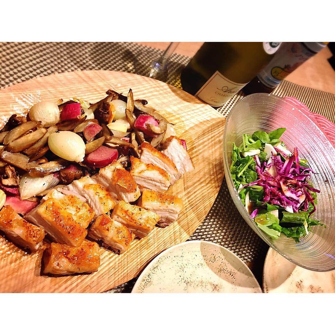 佐々木希さんのインスタグラム写真 - (佐々木希Instagram)「お肉を切って💓 肉汁も混ざり お野菜がとにかく美味しく食べられます✨ そしてサラダは勿論、 ピエトロドレッシング✨  #お家ご飯 #希んちのごはん #豚バラブロックのオーブン焼き #ピエトロドレッシング」12月3日 23時18分 - nozomisasaki_official
