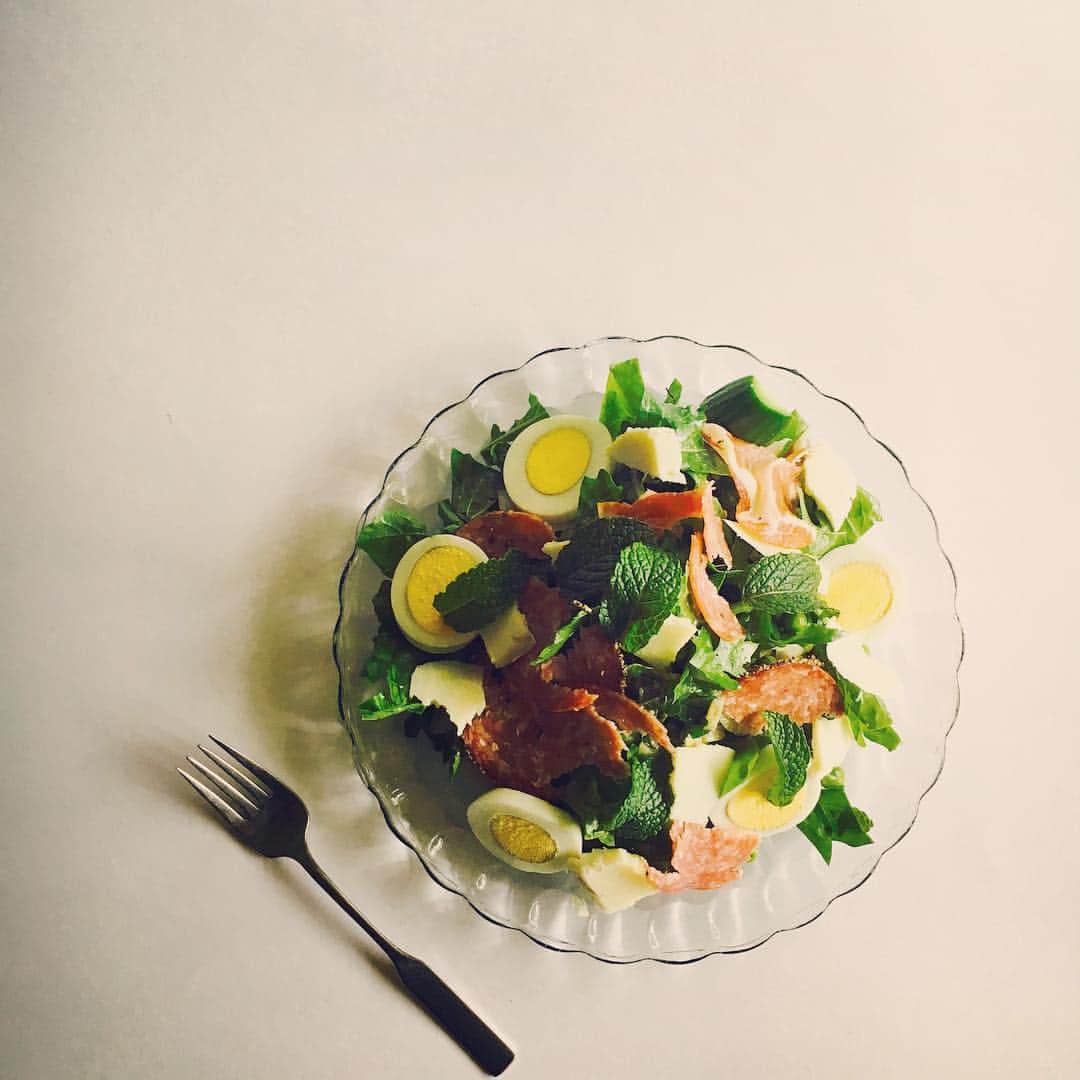 工藤まやさんのインスタグラム写真 - (工藤まやInstagram)「家庭菜園のミントを大量に入れてデトックスサラダ。スッキリさっぱり💚 #ハワイ #instafood #salad #mint #foodstagram」12月4日 9時48分 - mayahawaii325