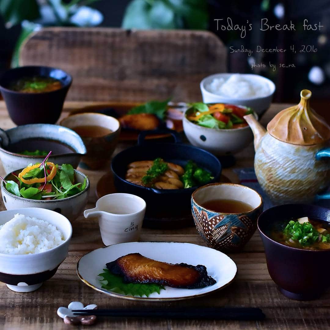 セーラさんのインスタグラム写真 - (セーラInstagram)「* 2016/12/04 * ＋ . . 朝ごはん 。  銀ダラみりん 焼きウィンナーと焼きブロッコリー 色々生野菜サラダ 納豆  アオサとお豆腐のお味噌汁 . 🍚ごはんです。  #ごちそうさまでした (´ｰ｀) 。 ･ ･ ･ #朝ごはん #朝食 #和食 #両手スキレット #スキレット鍋 #アオサのお味噌汁 #おうちごはん #銀ダラみりん #小出麻紀子 🐟」12月4日 10時49分 - se_ra0227
