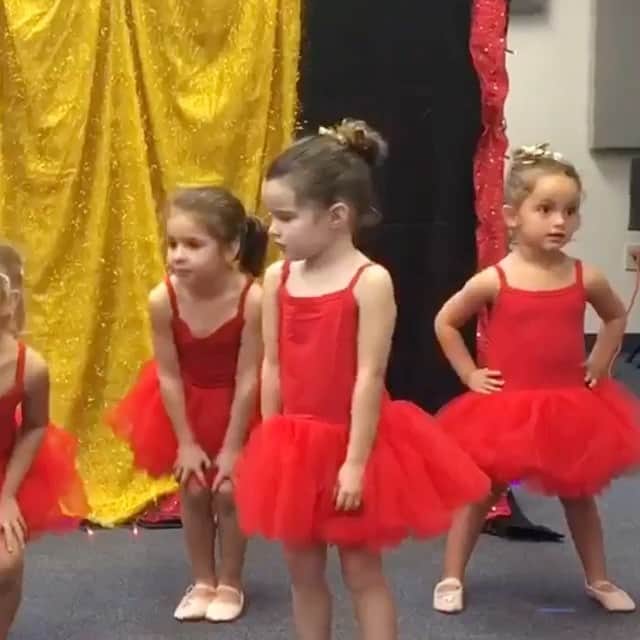 アリッサンドラ・アロノウのインスタグラム：「#LittleMissRafferty is the cutest❣️ #startspreadingthenews  FFR+Red tutu +Frank+Dancing=Perfection  @carolineraff @nkrafferty」