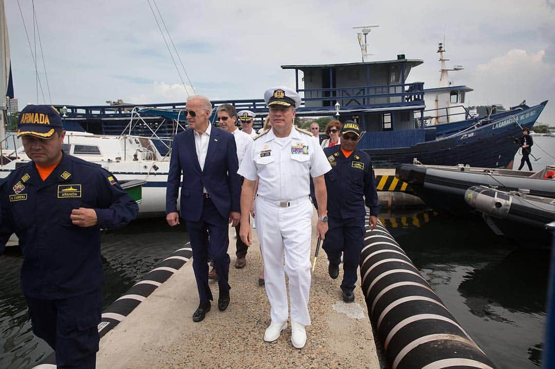 ジョー・バイデンのインスタグラム：「A last photo update from the trip to Colombia: Vice President Biden toured the Bolivar Naval Base in Cartagena for a briefing on counter smuggling efforts by the Colombian Navy and Coast Guard.」