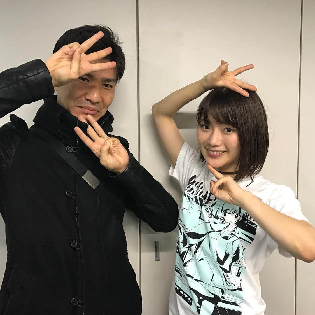 アニメぴあちゃんねるのインスタグラム：「みみめめMIMIのライブを観に赤坂BLITZに行ってきました！みみ=33ポーズ！！ バンドスタイルのみみめめMIMI、迫力があって、とっても良かったです。  最後に泣かせる話をしている時に、タカオユキちゃんの頭に、演出で降らせた白い羽が乗っかったままで、カッパみたいだなぁ、ユキちゃんらしいなぁ、と思いました。これは、アニメぴあちゃんねるで培ったものかな？(^^) #タカオユキ #みみめめMIMI #美濃部達宏 #アニメぴあちゃんねる」