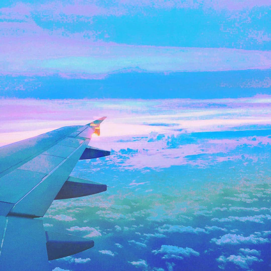 張香香さんのインスタグラム写真 - (張香香Instagram)「小時候都會覺得 雲的上面 是另個世界 有很多神明都住在這裡 大雄和哆啦A夢偶爾會上來玩 雖然沒有真的這樣以為 但每次從飛機上往窗外看 都會好想在雲上面野餐⛅️ - #蘇梅島生日之旅✈️💕」12月4日 15時57分 - m40925