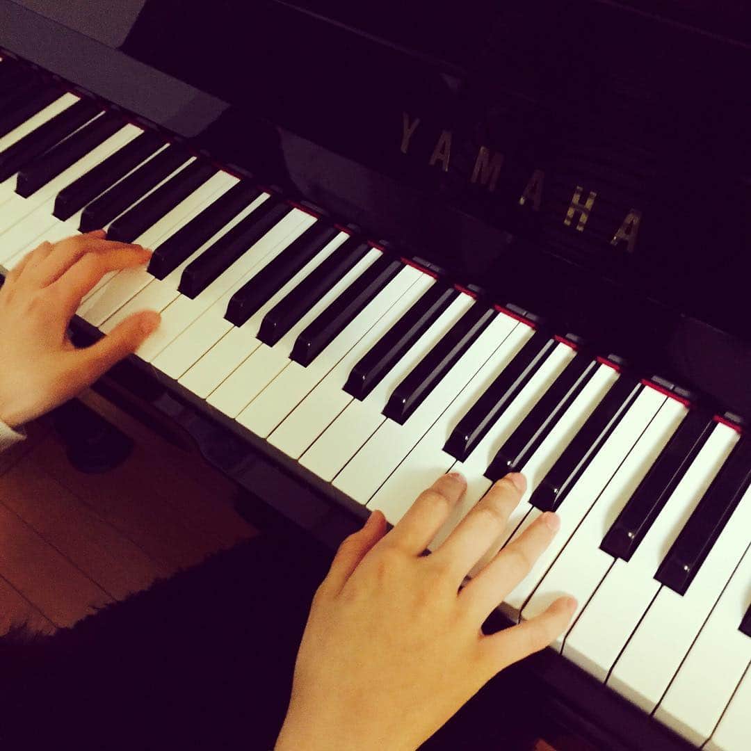 秋本帆華さんのインスタグラム写真 - (秋本帆華Instagram)「ピアノ〜🎹 #生誕イベント #練習中 #ちゃららら〜ん #たまに弾きたくなる♪」12月4日 18時07分 - honoka_akimoto_official
