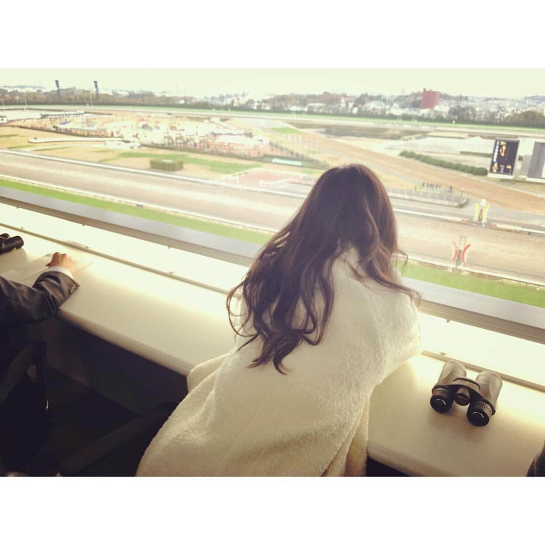 佐々木希さんのインスタグラム写真 - (佐々木希Instagram)「始まる前にどきどき！ 前のめりに💨 結果は一着サウンドトゥルーでした‼️ おめでとうございます🎉 当てられなかったけれど 生で見る競馬ってこんなにも楽しくて興奮するのだと知り、また競馬場に行きたいな✨  #中京競馬場#名古屋#競馬#サウンドトゥルー」12月4日 18時12分 - nozomisasaki_official