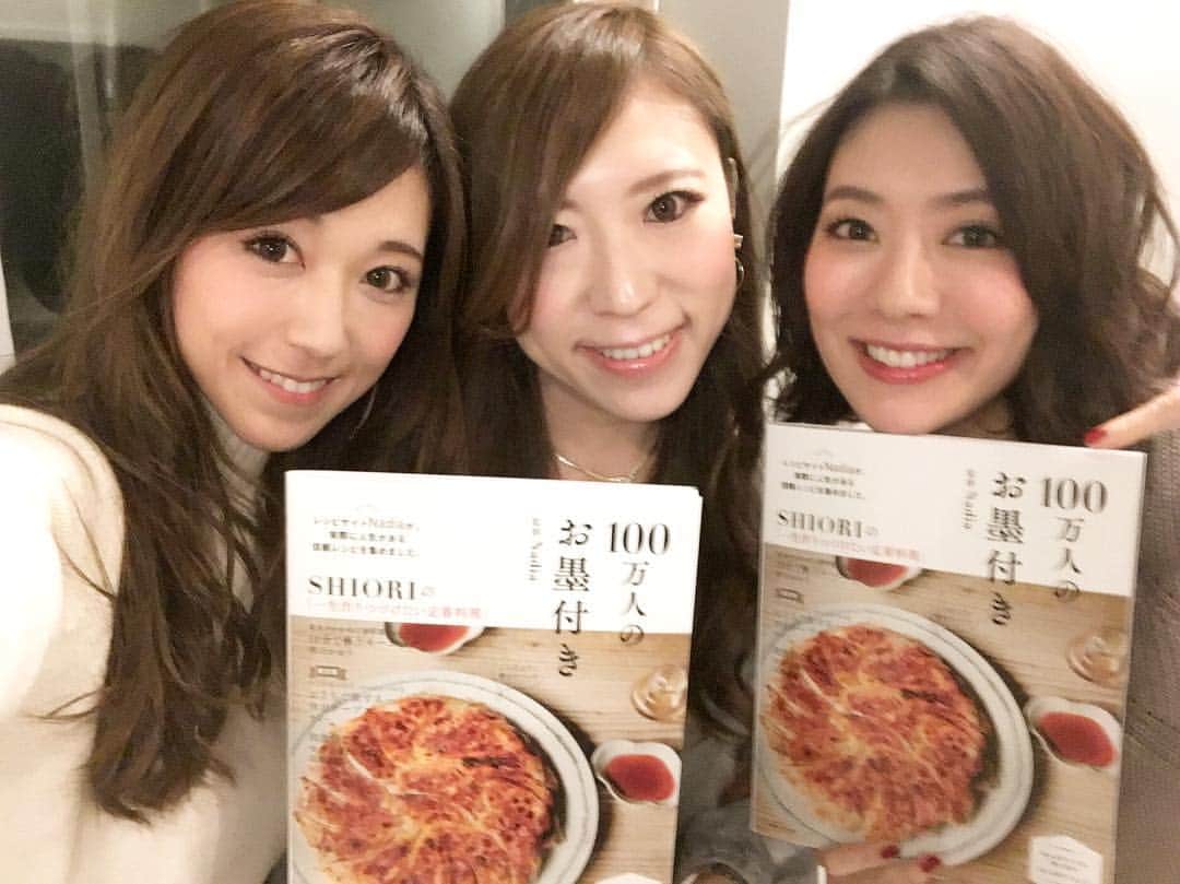 のインスタグラム：「発売を待ちに待ってたこのレシピ本♡ . #100万人のお墨付き  です*\(^o^)/* . 愛用してるレシピサイトNadiaと親友の売れっ子編集者の#中野桜子 ちゃんの最強コラボ😍 . 大好きな @shiorikaregohan さんや @kaori_yanagawa さんのレシピが掲載されていて、実際に作って見たいお料理だらけ〜😍 これは本気でおすすめのレシピ本！！ . #100万人のお墨付き  #Nadia #レシピ本 #主婦の友社 #中野桜子  #SHIORI #栁川かおり #ヤミー #高橋善郎  #家庭料理 #料理 #cooking #recipe #レシピ」