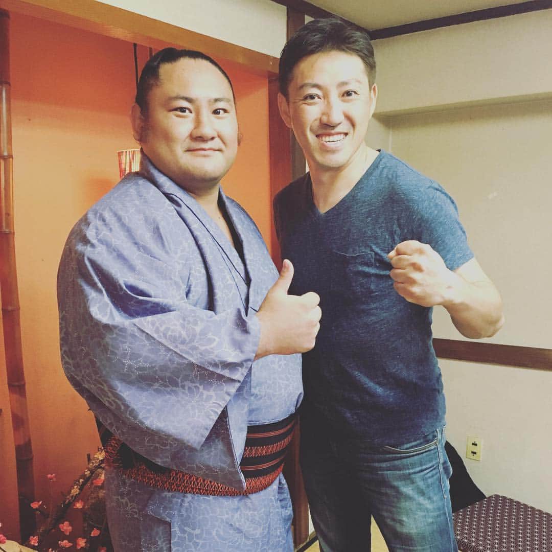 琴恵光充憲のインスタグラム：「こないだ一緒に食事しました。 #すごくいい日 #お話面白い #為になる事ばかり #正面で食べた #緊張して #寿司をポン酢で頂く #途中まで気付かず #恥ずかしくなった #でも美味しかった #同じく写真でも #緊張して #お隣はグーなのに #俺親指出してる #後で見て #恥ずかしくなった #穴があったら帰りたい。」