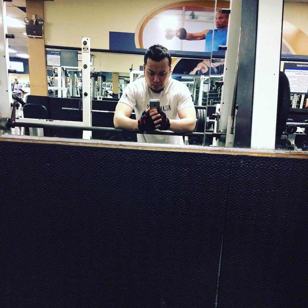 THE RiCECOOKERSさんのインスタグラム写真 - (THE RiCECOOKERSInstagram)「Training time!! #thericecookers #rockband #alternative #newyork #training #gym #24fitness #benchpress #chestpress #dumbellpress #dumbellflys」12月5日 6時09分 - thericecookers