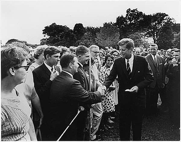 キャロライン・ケネディさんのインスタグラム写真 - (キャロライン・ケネディInstagram)「One person can make a difference, and everyone should try. - John F. Kennedy  #JFK #internationalvolunteerday 🌎「たった一人でも変化をもたらすことができるのだから、すべての人が努力してみるべきだ」 - ジョン・F・ケネディ大統領 #国際ボランティアデー🌍」12月5日 13時22分 - amb_kennedy