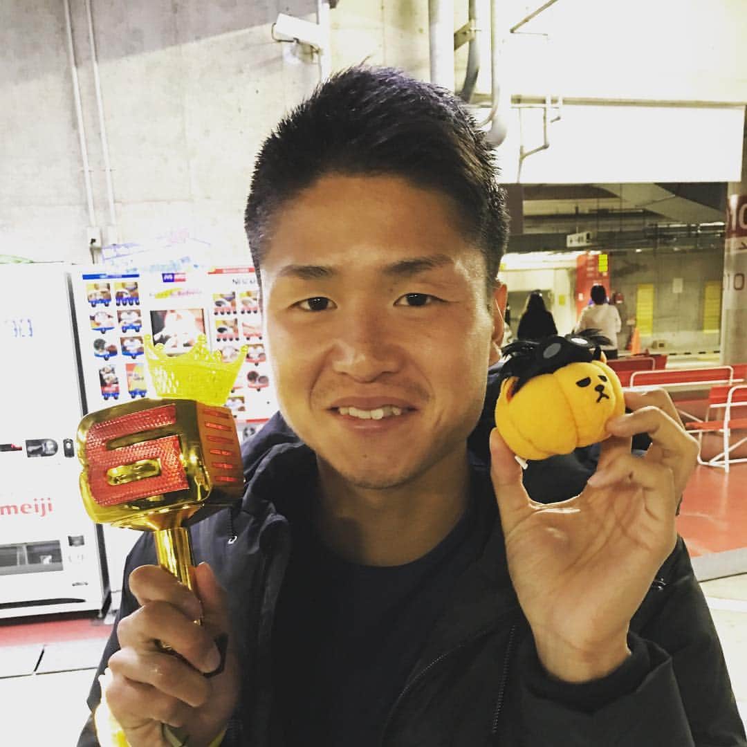 西野貴治のインスタグラム：「この前BIGBANGのライブいってきました！ G-DRAGONが投げた人形をキャッチしたウッチーくん😂 #BIGBANG #G-DRAGON #ウッチーくん」
