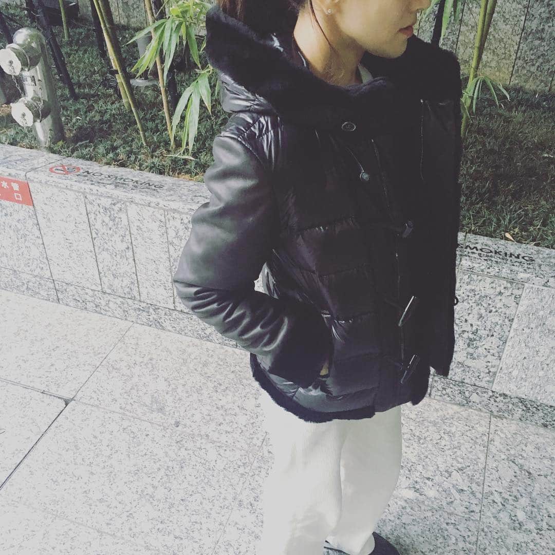 亀恭子のインスタグラム：「EMMETI @emmeti_officialの、ムートンダウン。  メンズモデルがカッコよくてサイズダウンして愛用中です。  インナー半袖でもいける暖かさ。  女子は暖かくね♪  #emmeti #エンメティ #outer #warm #ムートンとダウンとラムナッパレザー」
