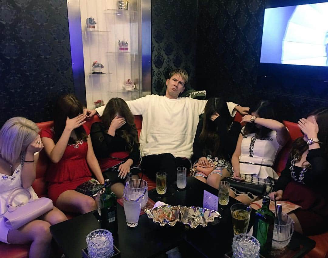 Joyさんのインスタグラム写真 Joyinstagram 楽屋周りをウロついていたホワイトコーデの坊主を確保 徘徊坊主 あばれる君 それを捕まえた かりあげ君 今日はケンミンショーの収録でした 12月6日 時18分 Joy Official