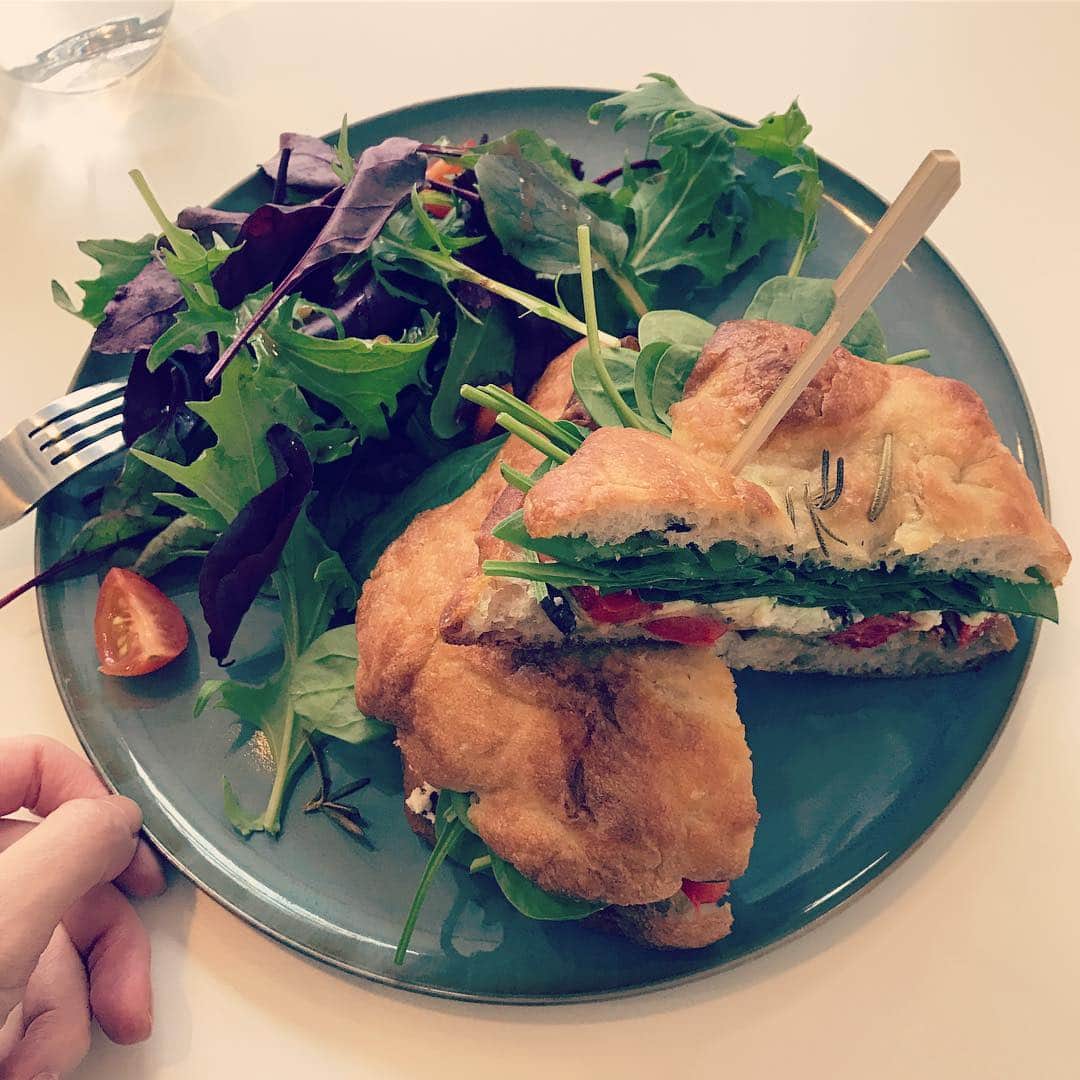 MEGのインスタグラム：「最近いちばん美味しいと思ってるグリルドベジタブルサンド。毎日食べたいくらい好き。フォカッチャって安いし、こっちのパン屋さんではかなり雑に売られてるイメージあるけど、ガリっとした粗塩とローズマリーとオイルのきいてる焼きたてみつけたら、すぐ買っちゃう。簡単に作れるんかな、調べてみよう。#👍🏼👍🏼👍🏼 #野菜旨し #幸せ」