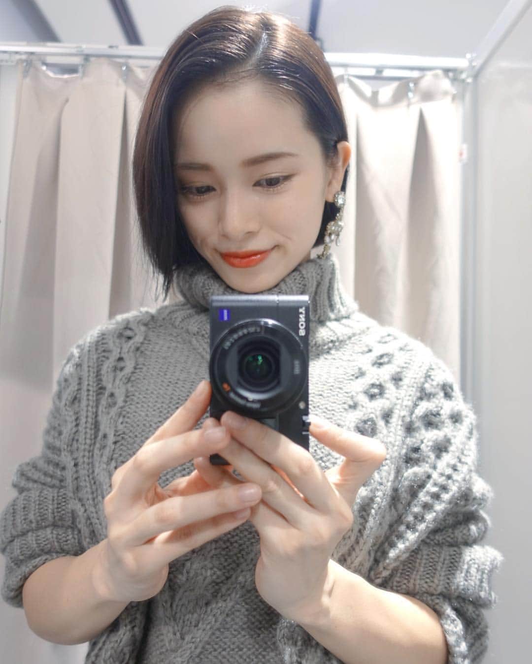 尾崎紗代子さんのインスタグラム写真 尾崎紗代子instagram 今日はショートボブ風アレンジ W 適当 に一本に結んでお洋服のネック部分にペッと入れただけ 後でlineライブしまあす 12月5日 21時09分 Osayo Osayo