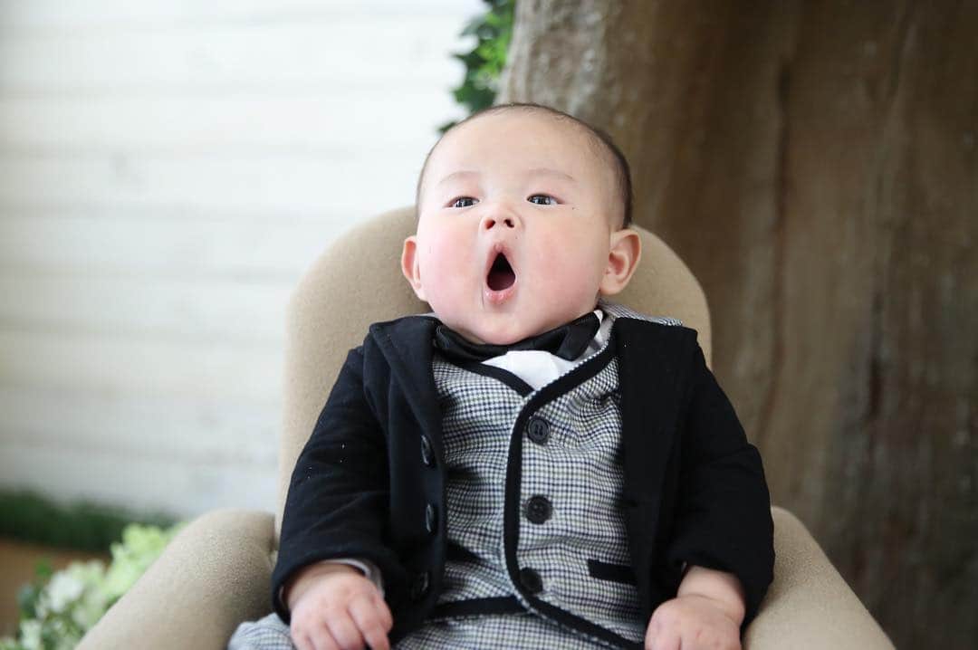 加織のインスタグラム：「あーぼくちゃんかわいいなぁ👶🏻3ヶ月なのに8.5キロ。お洋服はすでに80size。コロコロむちむちがたまらない❤️おおきくなぁーれ👶🏻👶🏻」