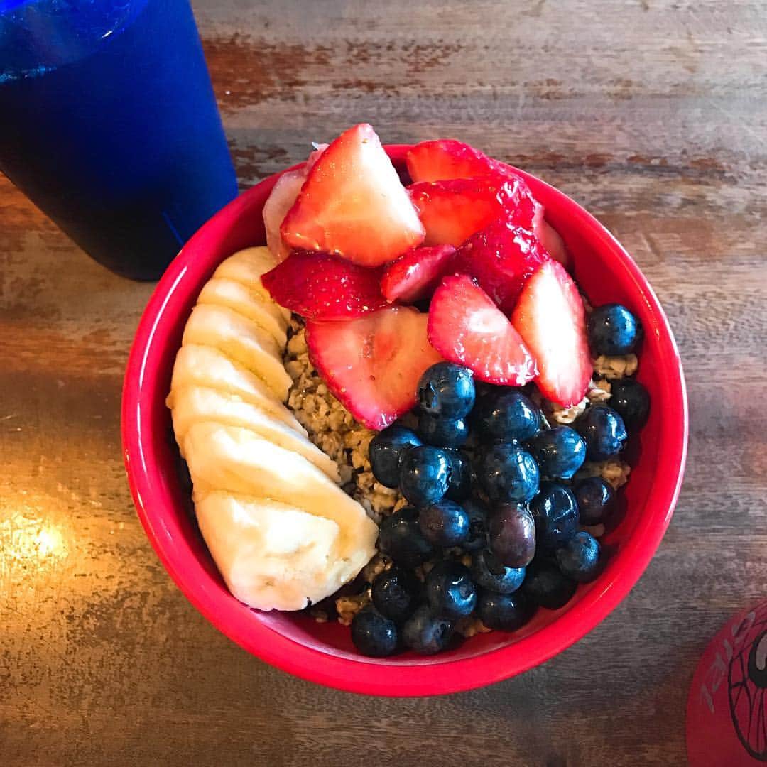 のインスタグラム：「ここのアサイーが食べたかったねん😋#hawaii#asaibowl #🍇#🍓#ボガーツカフェ」