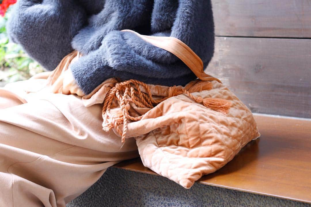 Crispさんのインスタグラム写真 - (CrispInstagram)「_ fluffy balloon knit  NEWカラー発売まであと3日⚡️ . #Coordinate #c1k1944  fluffy balloon knit #c2k1957  ribbon gather pants #c3k1947  quilting velor bag . #Crisp #クリスプ #knit」12月6日 17時47分 - crisp_official