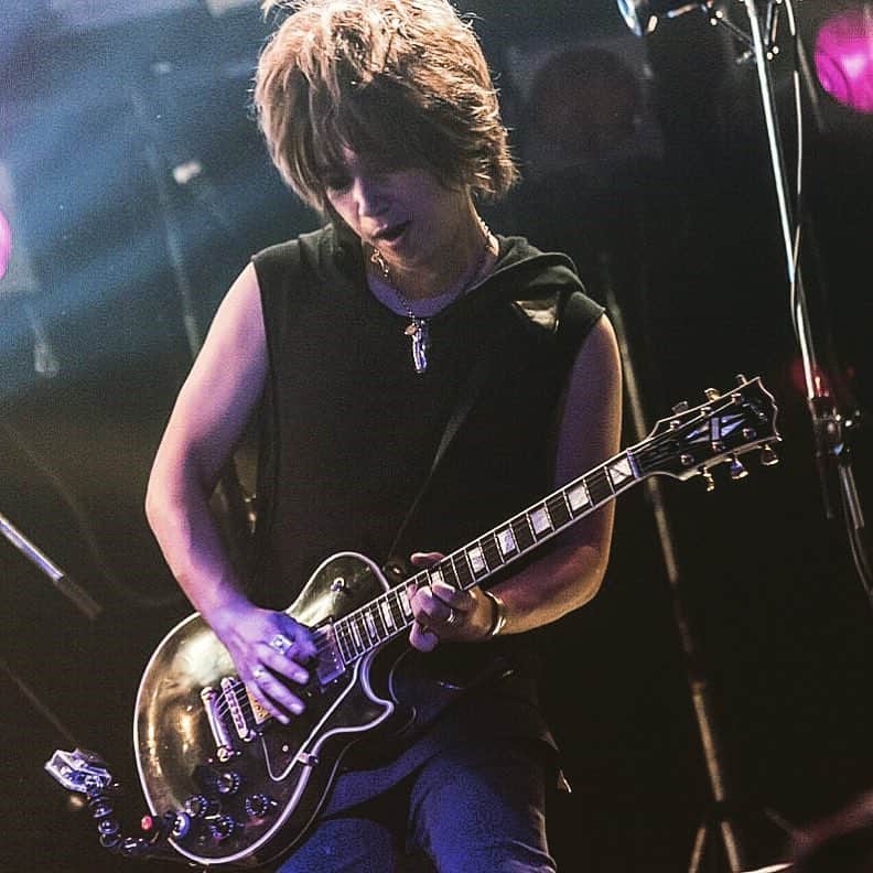 大川知英のインスタグラム：「Gibuson x goro's 🚬 スーパースタースタイル💸🔫 #ギブソン #レスポールカスタム #ゴローズ #スーパーギターリスト  #jealkb  #アメリカでライブしたい」
