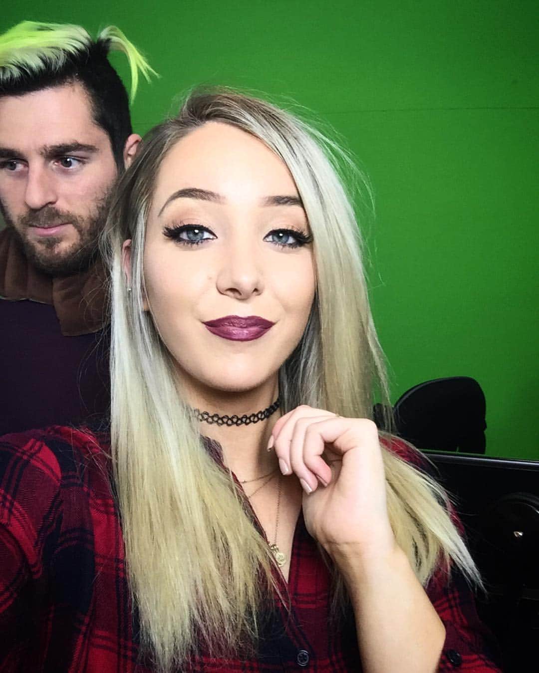 ジェナ・マーブルズのインスタグラム：「Today I stole my boyfriends hairdresser @rifrafhair and he turned my (like 6 inch) roots into this beautifully blended and toned blonde look and I'm so excited! Colors are fun but it's so nice to grow it out and have it look this natural and healthy, thank you so much!」