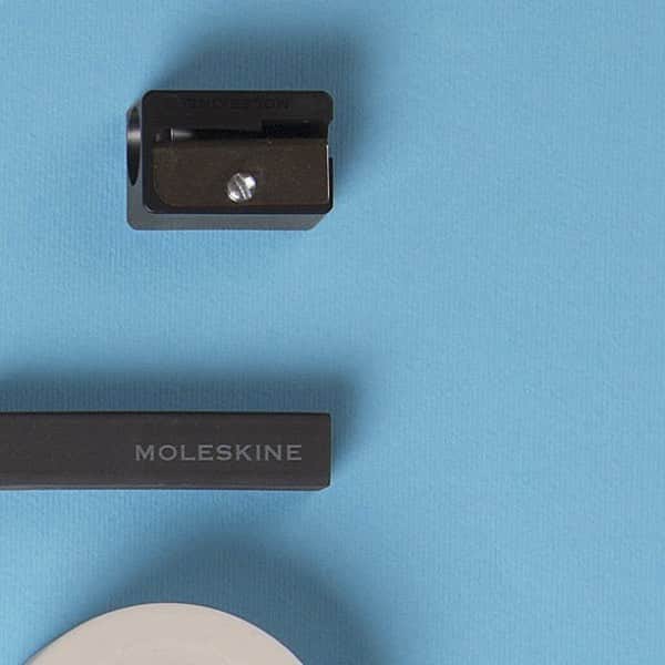 moleskine_jpのインスタグラム：「もちろん古くから愛されてきた「鉛筆」も、消しゴムと鉛筆削りをセットにしてご用意しています。 . #モレスキン らしい四角いボディの鉛筆にはキャップが付いており、ハードカバーのノートブックに装着して持ち歩くことができます。 #moleskineJP」