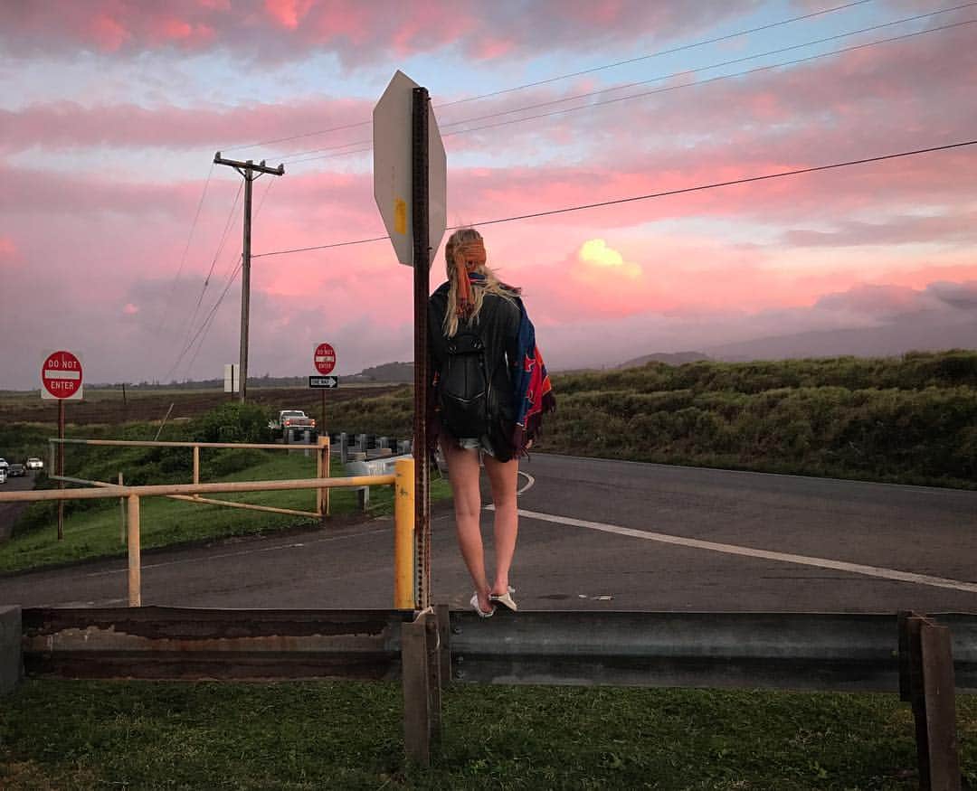 ウィットニー・バンスのインスタグラム：「💙💜💗 creepin on the sunset 💗💜💙」