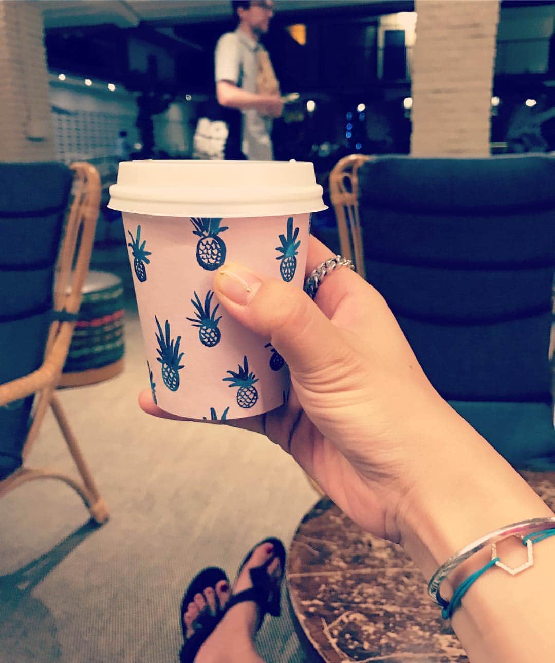 のインスタグラム：「来たかったとこー☕︎🍍#hawaii#surfjack##サーフジャックホテル#チャイうまうま#カップ買いたいけど売ってない売って欲しいww」